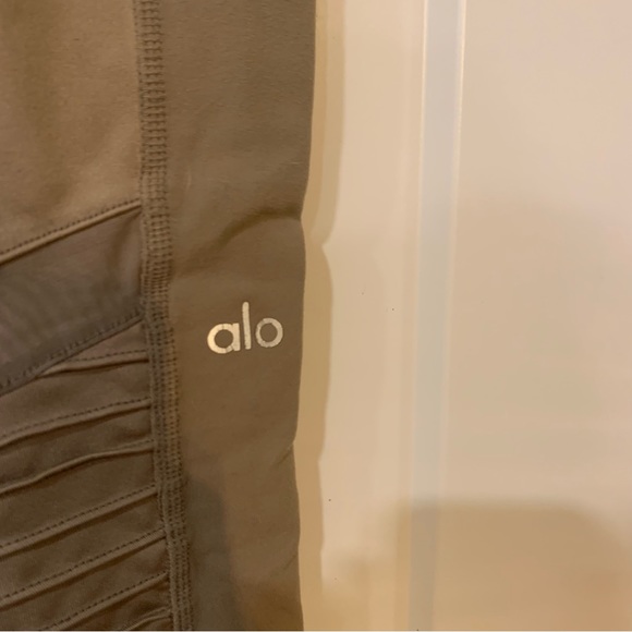 ALO Yoga High-Waist Moto Legging Gravel Medium - Picture 8 of 9